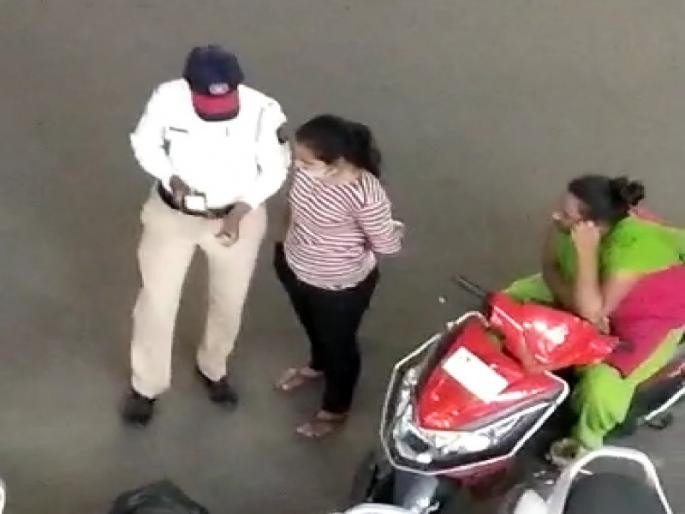 VIDEO : Female police ‘viral’ while accepting bribes directly in the pocket; Incidents in Pimpri | VIDEO : थेट खिशात लाच स्वीकारताना महिला वाहतूक पोलीस सोशल मीडियावर ‘व्हायरल’ VIDEO : Female police ‘viral’ while accepting bribes directly in the pocket; Incidents in Pimpri | VIDEO : थेट खिशात लाच स्वीकारताना महिला वाहतूक पोलीस सोशल मीडियावर ‘व्हायरल’