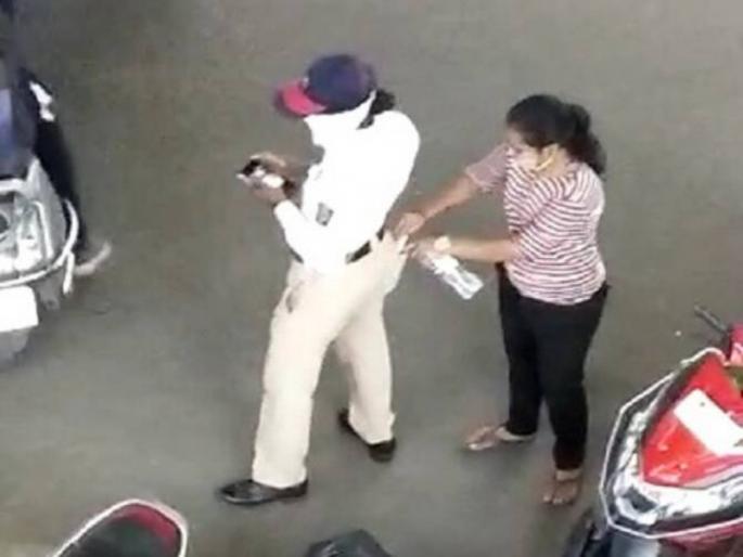 Around pocket bribes while regulating traffic; Women traffic police suspended | चुकीला माफी नाही! थेट खिशात लाच स्वीकारणारी महिला वाहतूक पोलीस कर्मचारी निलंबित Around pocket bribes while regulating traffic; Women traffic police suspended | चुकीला माफी नाही! थेट खिशात लाच स्वीकारणारी महिला वाहतूक पोलीस कर्मचारी निलंबित