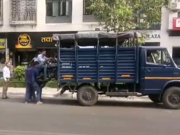 A case has been filed against the motorists who obstructed the traffic in Kopargaon Ahmednagar | कोपरगावात रहदारीला अडथळा करणाऱ्या वाहनचालकांवर गुन्हे दाखल A case has been filed against the motorists who obstructed the traffic in Kopargaon Ahmednagar | कोपरगावात रहदारीला अडथळा करणाऱ्या वाहनचालकांवर गुन्हे दाखल