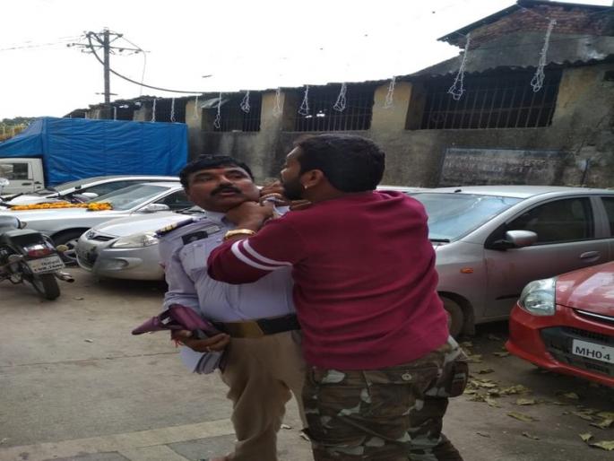 The traffic police beat up the traffic rules after the police asked for ransom | वाहतुकीचे नियम भंग करणाऱ्याला जाब विचारल्याने भररस्त्यात वाहतूक पोलिसाला मारहाण