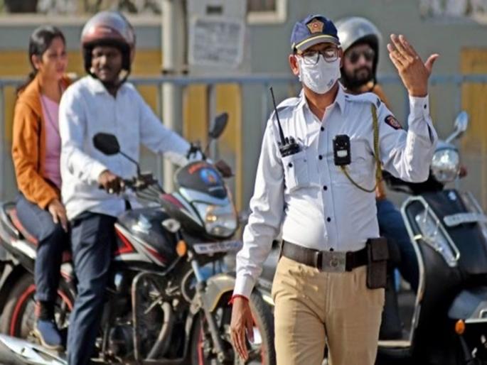 In Pune, police personnel, officers must wear helmets while riding two-wheelers; Action otherwise | पुण्यात पोलीस कर्मचारी, अधिकाऱ्यांना दुचाकी चालवताना हेल्मेट वापरणे अनिवार्य; अन्यथा कारवाई In Pune, police personnel, officers must wear helmets while riding two-wheelers; Action otherwise | पुण्यात पोलीस कर्मचारी, अधिकाऱ्यांना दुचाकी चालवताना हेल्मेट वापरणे अनिवार्य; अन्यथा कारवाई