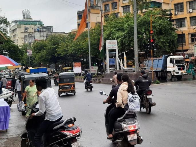 traffic rule break in pune city rush of a few seconds Life is important not time | काही सेकंदाची घाई कशासाठी भावा? वेळ नव्हे, जीव महत्त्वाचा! traffic rule break in pune city rush of a few seconds Life is important not time | काही सेकंदाची घाई कशासाठी भावा? वेळ नव्हे, जीव महत्त्वाचा!