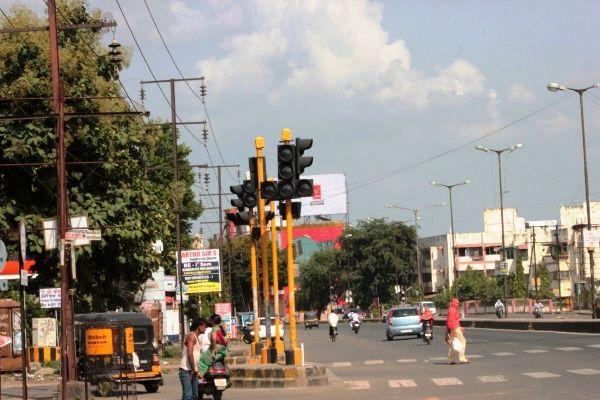 NMC decision: Responsibility for maintenance of traffic signals to the same firm | मनपाचा निर्णय : ट्रॅफिक सिग्नल्सच्या देखभालीची जबाबदारी एकाच फर्मकडे NMC decision: Responsibility for maintenance of traffic signals to the same firm | मनपाचा निर्णय : ट्रॅफिक सिग्नल्सच्या देखभालीची जबाबदारी एकाच फर्मकडे
