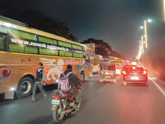 private buses occupy the road unruly; It is better not to visit this place between 9 and 11 pm | ट्रॅव्हल्सचालक घेतात बेशिस्तपणे रस्त्याचा ताबा; या ठिकाणी रात्री ९ ते ११ न गेलेलेच बरे