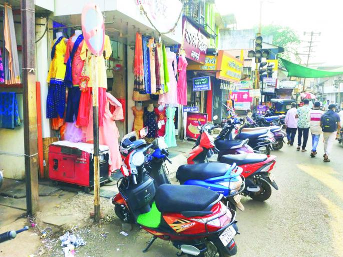 Adequate space for four-wheelers, unruly parking invites accidents | चारचाकीसाठी जागा पुरेना, बेशिस्त पार्किंगमुळे अपघाताला निमंत्रण Adequate space for four-wheelers, unruly parking invites accidents | चारचाकीसाठी जागा पुरेना, बेशिस्त पार्किंगमुळे अपघाताला निमंत्रण