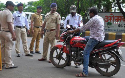 Action taken against 1,248 drivers violating weekend lockdown restrictions | विकेंड लॉकडाऊन निर्बंधांचे उल्लंघन करणाऱ्या एक हजार २४८ वाहन चालकांवर कारवाई