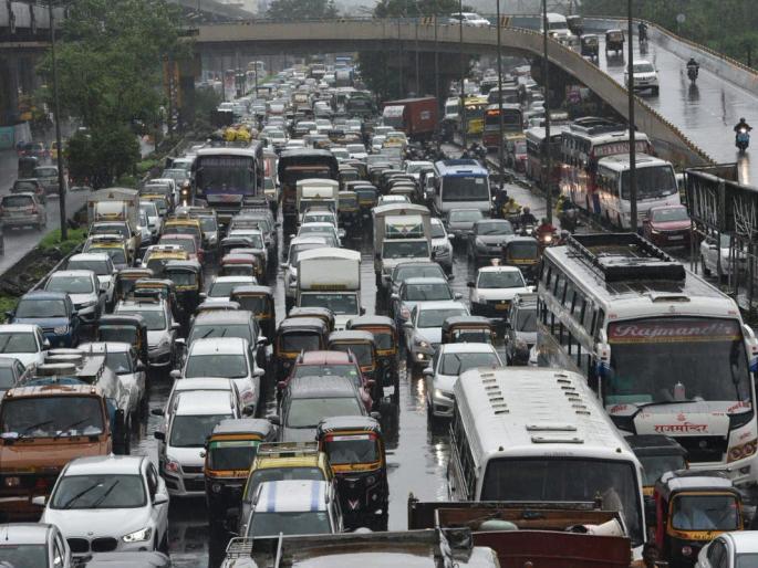 Mumbai Rain Update: Road traffic slowed down due to water scarcity | Mumbai Rain Update: सखल भागात पाणी साचल्याने रस्ते वाहतूक मंदावली Mumbai Rain Update: Road traffic slowed down due to water scarcity | Mumbai Rain Update: सखल भागात पाणी साचल्याने रस्ते वाहतूक मंदावली
