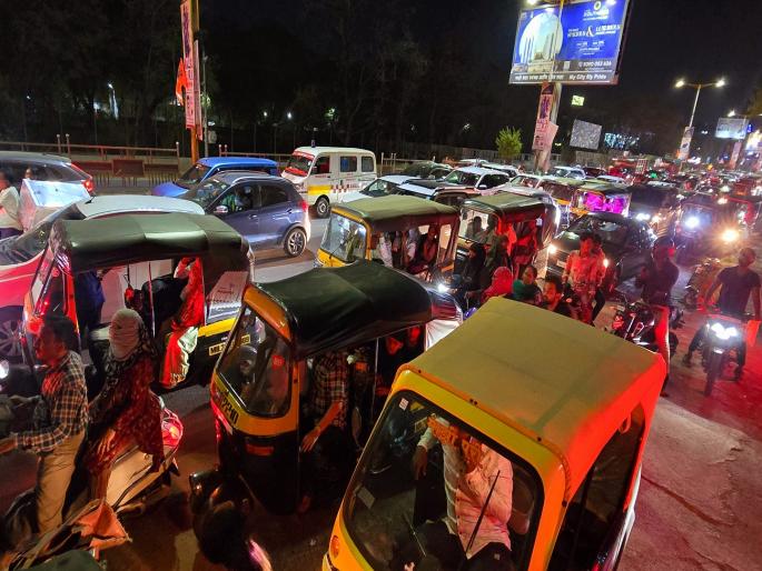VVIP protocol blocked the road; citizens expressed their anger by honking their horns loudly as they lost their patience | व्हीव्हीआयपी प्रोटोकॉलने रस्ता खोळंबला; संयम सुटल्याने कर्कश हॉर्न वाजवून नागरिकांचा संताप VVIP protocol blocked the road; citizens expressed their anger by honking their horns loudly as they lost their patience | व्हीव्हीआयपी प्रोटोकॉलने रस्ता खोळंबला; संयम सुटल्याने कर्कश हॉर्न वाजवून नागरिकांचा संताप