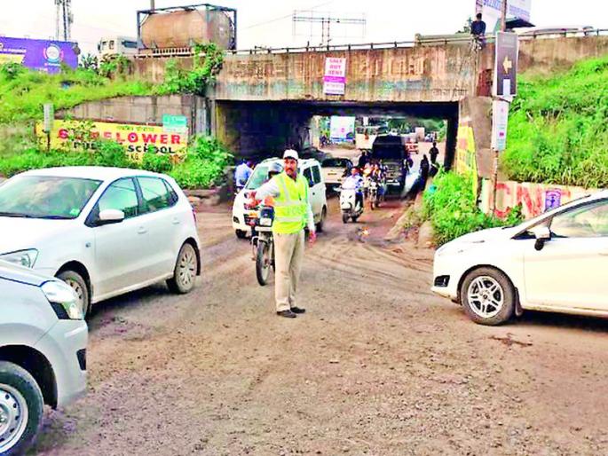 Police to combat traffic jams | वाहतूककोंडी सोडविण्यासाठी पोलीस