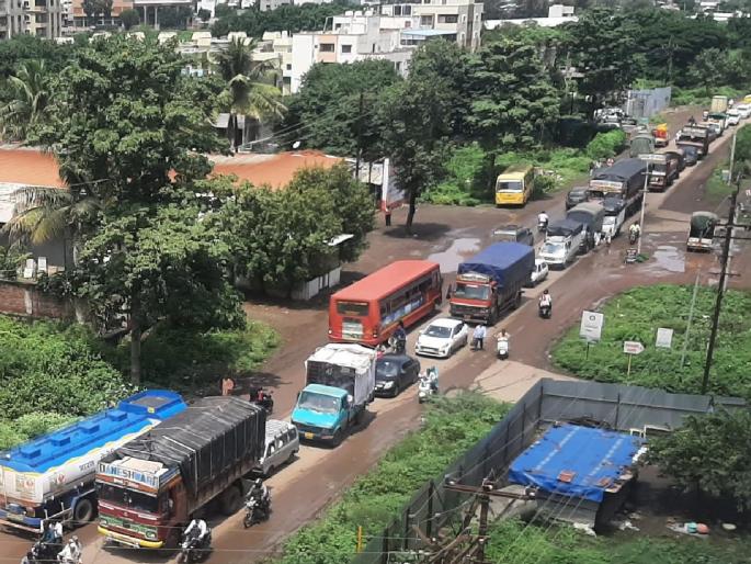 Traffic jam on Sangli-Karnal bypass road due to flood in Krishna river | Sangli flood: सांगलीत बायपास रस्त्यावर वाहनांच्या रांगा, वाहतूक सुरळीत करण्यासाठी पोलिस तैनात Traffic jam on Sangli-Karnal bypass road due to flood in Krishna river | Sangli flood: सांगलीत बायपास रस्त्यावर वाहनांच्या रांगा, वाहतूक सुरळीत करण्यासाठी पोलिस तैनात