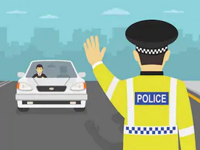 traffic police were taken 800 meters by car kondhava pune | चलनाचे पैसे मागितल्याने चक्क ट्रॅफिक पोलिसाला फिरवले बोनेटवरून बसून, पोलिसाचा जीव वाचला traffic police were taken 800 meters by car kondhava pune | चलनाचे पैसे मागितल्याने चक्क ट्रॅफिक पोलिसाला फिरवले बोनेटवरून बसून, पोलिसाचा जीव वाचला