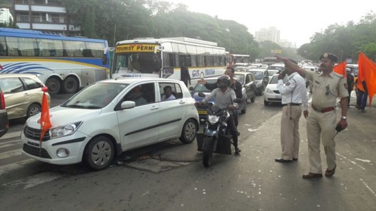The liquor baronkar beat up the traffic police station in Thane: the three arrested | मद्यपी दुचाकीस्वारांची ठाण्यात वाहतूक शाखेच्या पोलिसांना मारहाण: तिघांना अटक The liquor baronkar beat up the traffic police station in Thane: the three arrested | मद्यपी दुचाकीस्वारांची ठाण्यात वाहतूक शाखेच्या पोलिसांना मारहाण: तिघांना अटक
