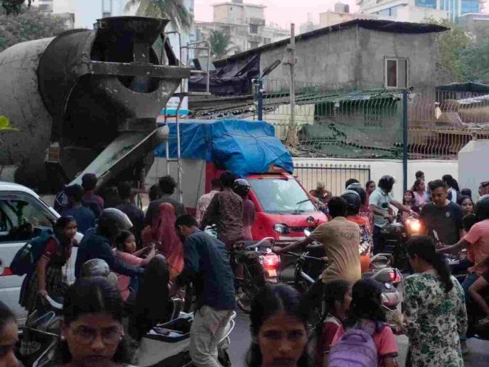 Are you waiting for an accident near the school Question from parents in Malad West | शाळेजवळ अपघाताची वाट पाहताय का? मालाड पश्चिमेकडील पालकांचा सवाल