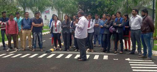 Lessons in 'Children's Traffic Park' hit by youngsters: auspicious present | तरुणांनी गिरविले ‘ट्रॅफिक चिल्ड्रेन पार्क’मध्ये धडे : शुभ वर्तमान Lessons in 'Children's Traffic Park' hit by youngsters: auspicious present | तरुणांनी गिरविले ‘ट्रॅफिक चिल्ड्रेन पार्क’मध्ये धडे : शुभ वर्तमान