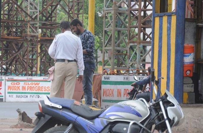 Kolhapur: Hunt for traffic police, crime against both, type of CPR chowk | कोल्हापूर : वाहतूक पोलिसाशी हुज्जत, दोघांवर गुन्हा, सीपीआर चौकातील प्रकार Kolhapur: Hunt for traffic police, crime against both, type of CPR chowk | कोल्हापूर : वाहतूक पोलिसाशी हुज्जत, दोघांवर गुन्हा, सीपीआर चौकातील प्रकार