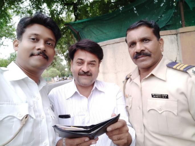 The wallet returned by the traffic police pune | पोलिसांनी फोन करून परत केले सापडलेले पाकीट  The wallet returned by the traffic police pune | पोलिसांनी फोन करून परत केले सापडलेले पाकीट
