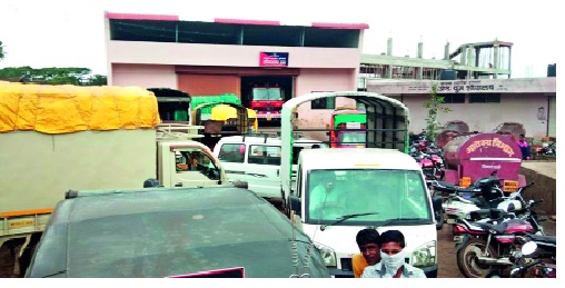 A fire can not see the road! Traffic movement in Kurundwad | अग्निशमनच्या गाडीला रस्ता दिसेना! कुरुंदवाडमध्ये वाहतूक कोंडी