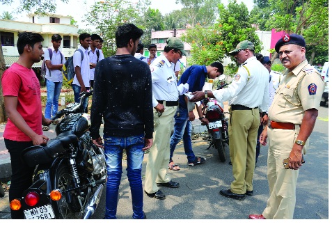 Rampant violation of Sangli rules; Strike the curfew rule | सांगलीत नियमांचे सर्रास उल्लंघन; संचारबंदीच्या नियमाला हरताळ- दुचाकीस्वार डबलसीट सुसाट! Rampant violation of Sangli rules; Strike the curfew rule | सांगलीत नियमांचे सर्रास उल्लंघन; संचारबंदीच्या नियमाला हरताळ- दुचाकीस्वार डबलसीट सुसाट!