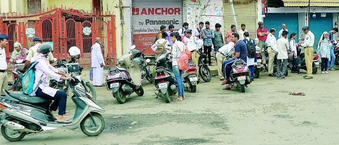 'Hunter' to take action against uncontrolled students in Nagpur | नागपुरात बेलगाम विद्यार्थ्यांवर कारवाईचा ‘हंटर’ 'Hunter' to take action against uncontrolled students in Nagpur | नागपुरात बेलगाम विद्यार्थ्यांवर कारवाईचा ‘हंटर’