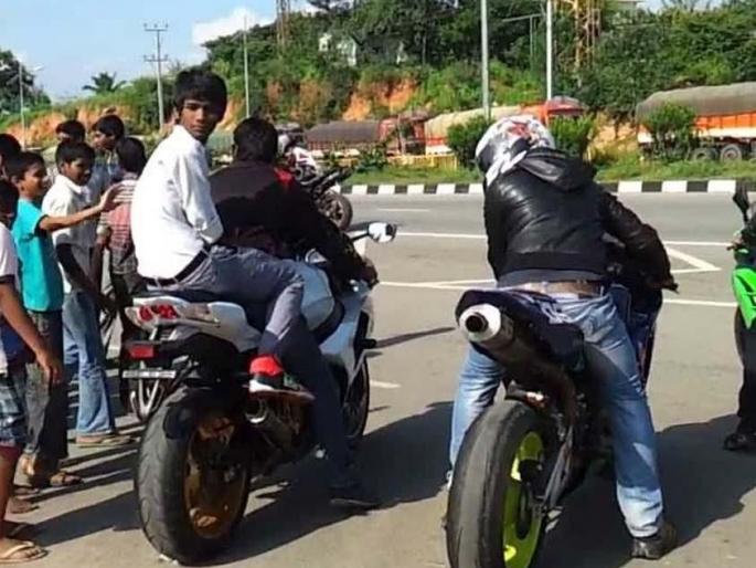 Do minor children obey the traffic rules? | अल्पवयीन मुले वाहतूक नियम पाळतात का? Do minor children obey the traffic rules? | अल्पवयीन मुले वाहतूक नियम पाळतात का?