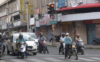 Traffic signal in Nagpur starts after two months | नागपुरात वाहतूक सिग्नल दोन महिन्यानंतर सुरू Traffic signal in Nagpur starts after two months | नागपुरात वाहतूक सिग्नल दोन महिन्यानंतर सुरू