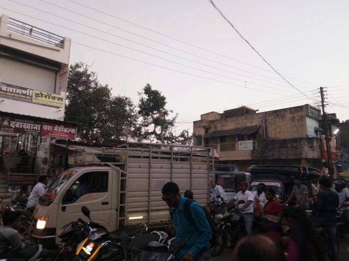 market in Malegaon city hevy vehicle trafic disturb | मालेगाव शहरातील आठवडी बाजारच्या दिवशी जडवाहतूक ठरतेय डोकेदुखी! market in Malegaon city hevy vehicle trafic disturb | मालेगाव शहरातील आठवडी बाजारच्या दिवशी जडवाहतूक ठरतेय डोकेदुखी!