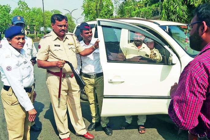 Police action against black window of cars in Nagpur | नागपुरात कारच्या काळ्या काचांविरुद्ध पोलिसांची धडक मोहीम Police action against black window of cars in Nagpur | नागपुरात कारच्या काळ्या काचांविरुद्ध पोलिसांची धडक मोहीम