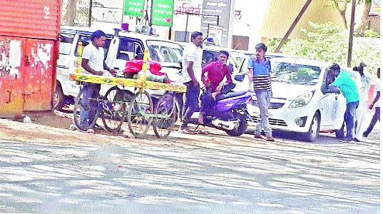 Due to delivery, the mother needs to travel - Vadapati travels on a car | प्रसूतीनंतर मातेला करावा लागतोय वडापने प्रवास--एका गाडीवरच मदार Due to delivery, the mother needs to travel - Vadapati travels on a car | प्रसूतीनंतर मातेला करावा लागतोय वडापने प्रवास--एका गाडीवरच मदार