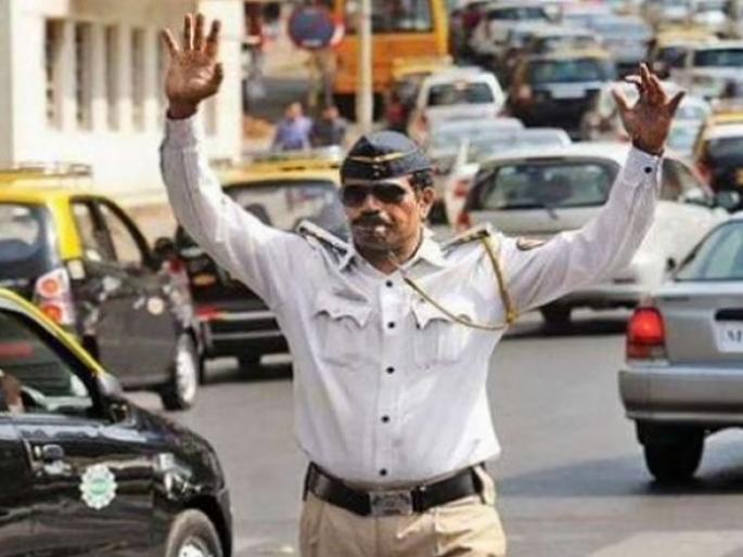 The driver who broke the traffic rules hit the police and fled | वाहतुकीचे नियम मोडणाऱ्या चालकाने पोलिसाला धडक देत नेले फरफटत 