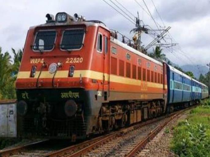 Railway Passenger are suffering due to late marking of Pune-Howrah Express | पुणे - हावडा एक्स्प्रेसच्या लेटमार्कमुळे प्रवाशांना मनस्ताप Railway Passenger are suffering due to late marking of Pune-Howrah Express | पुणे - हावडा एक्स्प्रेसच्या लेटमार्कमुळे प्रवाशांना मनस्ताप