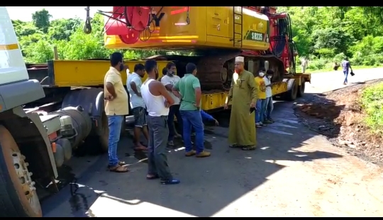 Traffic disrupted due to trailer crash in Veral Ghat | वेरळ घाटामध्ये ट्रेलर फसल्याने वाहतूक विस्कळीत Traffic disrupted due to trailer crash in Veral Ghat | वेरळ घाटामध्ये ट्रेलर फसल्याने वाहतूक विस्कळीत