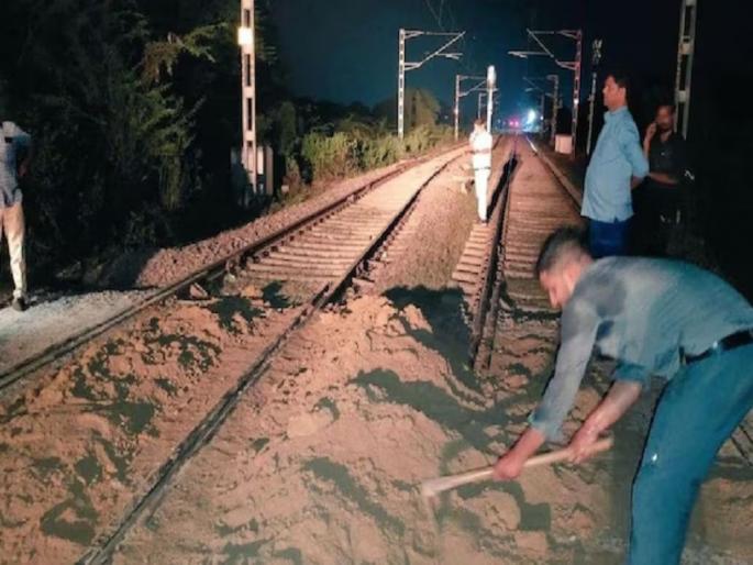 raebareli rail accident averted pile of mud on the track loco pilot stopped train saved due to derailmen | रायबरेलीमध्ये मोठी दुर्घटना टळली; रुळावर मातीचा ढीग, लोको पायलटने ट्रेन थांबवली अन्... raebareli rail accident averted pile of mud on the track loco pilot stopped train saved due to derailmen | रायबरेलीमध्ये मोठी दुर्घटना टळली; रुळावर मातीचा ढीग, लोको पायलटने ट्रेन थांबवली अन्...