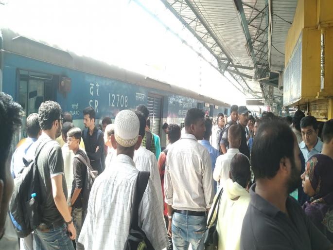 Mangala Express locomotives delay derailment at Titwala station | मंगला एक्स्प्रेसच्या इंजिनात टिटवाळा स्थानकात बिघाड झाल्याने लांबपल्यांच्या गाड्यांचा खोळंबा
