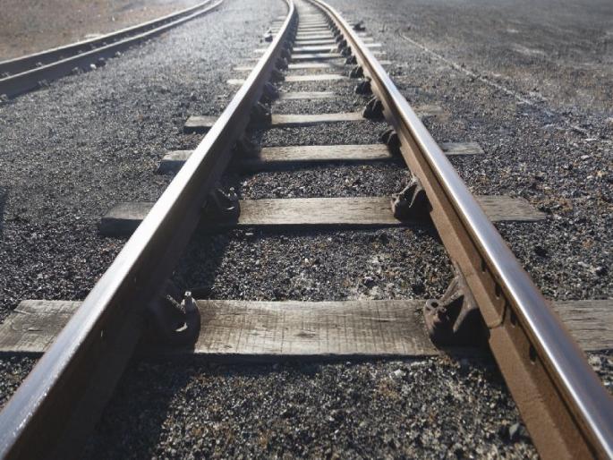 Even if the train runs through the old man survived | अंगावरून रेल्वे धावली तरी वृद्धाला खरचटलेही नाही Even if the train runs through the old man survived | अंगावरून रेल्वे धावली तरी वृद्धाला खरचटलेही नाही