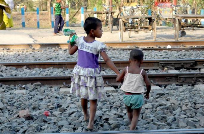 Leaving two girls on Nagpur railway station, the mother escapes | दोन चिमुकल्यांना वाऱ्यावर सोडून जन्मदात्रीचे पलायन