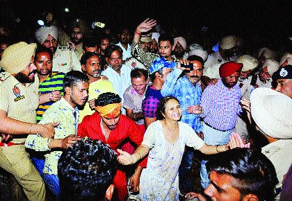 61 people watching Ravan dhahan crashed with the train | Amritsar Train Accident : रावणदहन पाहाणाऱ्या ६१ जणांना रेल्वेने चिरडले 61 people watching Ravan dhahan crashed with the train | Amritsar Train Accident : रावणदहन पाहाणाऱ्या ६१ जणांना रेल्वेने चिरडले