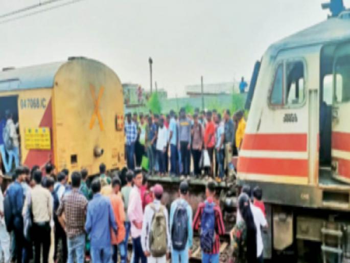 The engine of the passenger train suddenly separated, and the passengers fell to the ground | पॅसेंजर गाडीचे इंजिन अचानक वेगळे झाले, अन् प्रवाशांच्या काळजात धस्स The engine of the passenger train suddenly separated, and the passengers fell to the ground | पॅसेंजर गाडीचे इंजिन अचानक वेगळे झाले, अन् प्रवाशांच्या काळजात धस्स