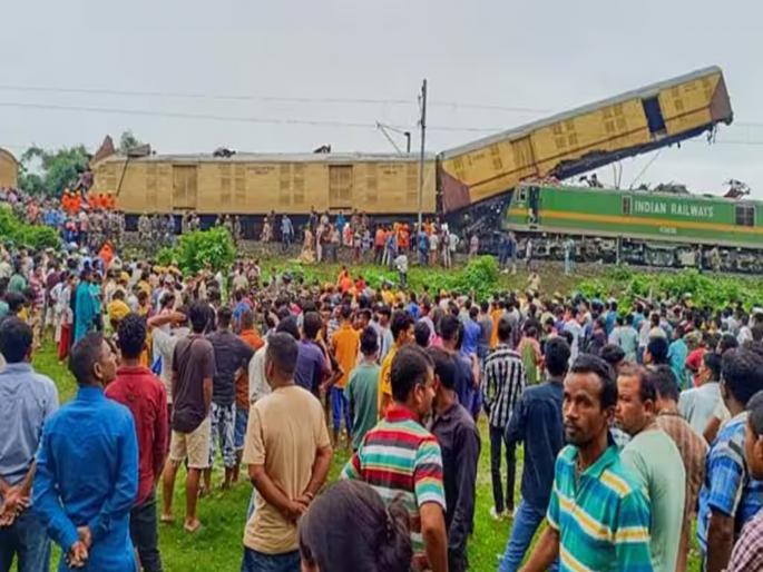A freight train collided with a express 9 passengers died and 41 injured in the accident | उभ्या एक्स्प्रेसला मालगाडीची धडक: एक डबा जागेवरच उडाला; चालकाच्या एका चुकीमुळे ९ प्रवाशांचा मृत्यू A freight train collided with a express 9 passengers died and 41 injured in the accident | उभ्या एक्स्प्रेसला मालगाडीची धडक: एक डबा जागेवरच उडाला; चालकाच्या एका चुकीमुळे ९ प्रवाशांचा मृत्यू