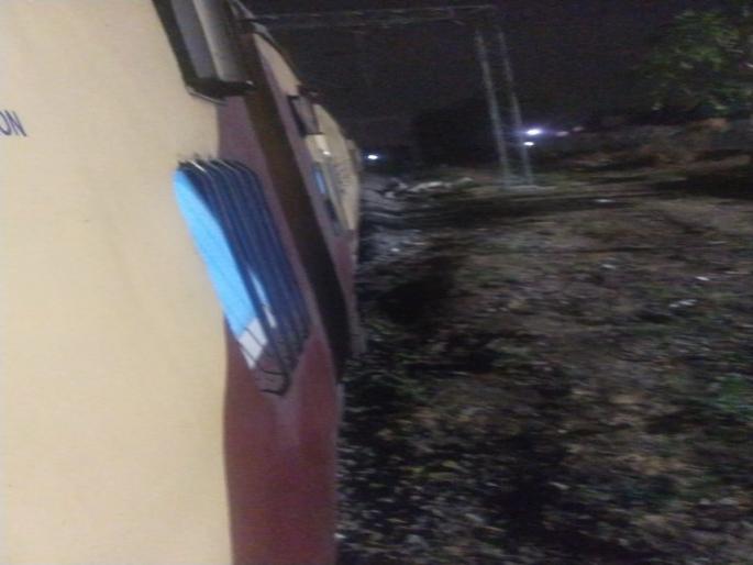 Electrification cable stuck in Devagiri Express, all trains haulted | मोठा अपघात टळला! देवगिरी एक्स्प्रेसमध्ये अडकली विद्युतीकरणची केबल, रेल्वे खोळंबल्या  Electrification cable stuck in Devagiri Express, all trains haulted | मोठा अपघात टळला! देवगिरी एक्स्प्रेसमध्ये अडकली विद्युतीकरणची केबल, रेल्वे खोळंबल्या