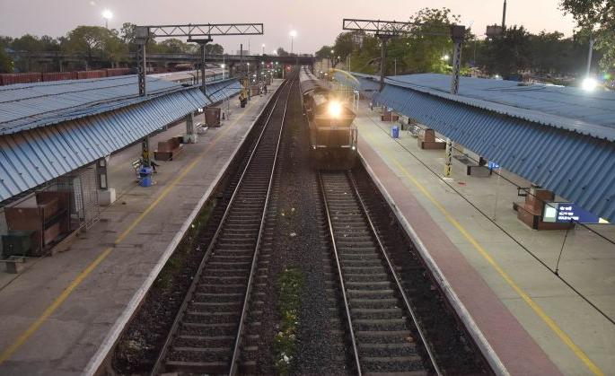 14 mails, express running from Nagpur region canceled due to Janata curfew | जनता कर्फ्यूमुळे नागपूर विभागातून धावणाऱ्या १४ मेल, एक्स्प्रेस रद्द 14 mails, express running from Nagpur region canceled due to Janata curfew | जनता कर्फ्यूमुळे नागपूर विभागातून धावणाऱ्या १४ मेल, एक्स्प्रेस रद्द