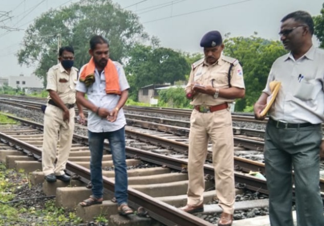 An unidentified Isma was crushed to death under a train | अनोळखी इसमाचा रेल्वेखाली चिरडून मृत्यू