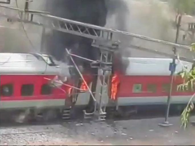 fire broke out in 4 coaches of andhra pradesh express in gwalior | Video: आंध्र प्रदेश एसी एक्स्प्रेसच्या 4 डब्यांना आग; सर्व प्रवासी सुरक्षित fire broke out in 4 coaches of andhra pradesh express in gwalior | Video: आंध्र प्रदेश एसी एक्स्प्रेसच्या 4 डब्यांना आग; सर्व प्रवासी सुरक्षित