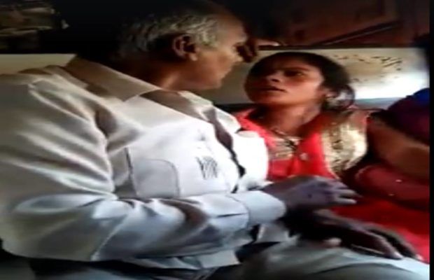 woman molested by a passenger on a moving train | Video : म्हातारचळ ! धावत्या ट्रेनमध्ये महिलेसोबत अश्लिल कृत्य woman molested by a passenger on a moving train | Video : म्हातारचळ ! धावत्या ट्रेनमध्ये महिलेसोबत अश्लिल कृत्य