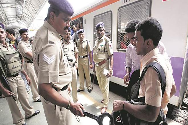 Solapur RPF police action; Penalties for 9 16 people who have been convicted in 30 days | सोलापूर आरपीएफ पोलीसांची कारवाई; ३० दिवसात गैरकृत्य करणाºया ९१६ जणांना केला दंड Solapur RPF police action; Penalties for 9 16 people who have been convicted in 30 days | सोलापूर आरपीएफ पोलीसांची कारवाई; ३० दिवसात गैरकृत्य करणाºया ९१६ जणांना केला दंड