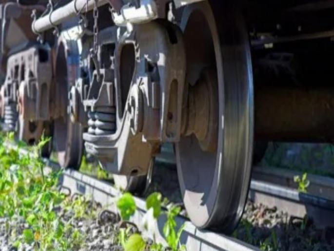 pune news Train delayed for an hour after wheel catches fire | मोठा अनर्थ टळला...! रेल्वेच्या चाकाला आग लागल्याने एक तास खोळंबा pune news Train delayed for an hour after wheel catches fire | मोठा अनर्थ टळला...! रेल्वेच्या चाकाला आग लागल्याने एक तास खोळंबा