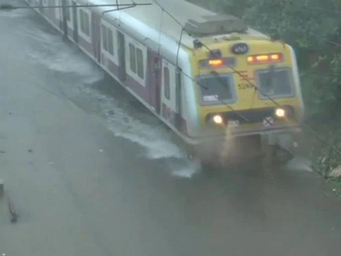 State minister Ravindra Chavan stuck in Train due to heavy rain | Video: विस्कळीत रेल्वेसेवेचा सर्वसामान्यांसोबत मंत्र्यांनाही फटका  