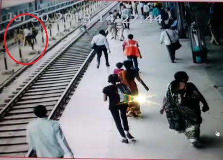Police saved elder from railway accident | पोलिसाच्या सतर्कतेने रेल्वेच्या धड्केपासून वृद्ध बचावला Police saved elder from railway accident | पोलिसाच्या सतर्कतेने रेल्वेच्या धड्केपासून वृद्ध बचावला