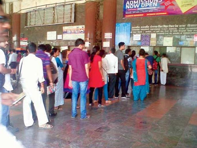 An independent ticket window for senior, divyang, including women on 10 railway stations in Mumbai | मुंबईतील १० रेल्वे स्थानकांवर महिलांसह ज्येष्ठ आणि दिव्यांगांसाठी स्वतंत्र तिकिट खिडकी An independent ticket window for senior, divyang, including women on 10 railway stations in Mumbai | मुंबईतील १० रेल्वे स्थानकांवर महिलांसह ज्येष्ठ आणि दिव्यांगांसाठी स्वतंत्र तिकिट खिडकी
