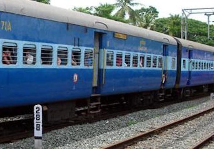 Temporarily stop at Vindhyachal station for Chaitra Yatra | चैत्र यात्रोत्सवानिमित्त विंध्याचल स्थानकावर तात्पुरता थांबा  Temporarily stop at Vindhyachal station for Chaitra Yatra | चैत्र यात्रोत्सवानिमित्त विंध्याचल स्थानकावर तात्पुरता थांबा