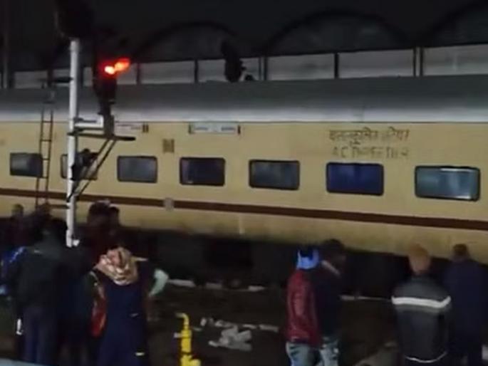 Two coaches derailed in Rajasthan Bhopal passenger; Traffic stopped for a long time | राजस्थानमध्ये रेल्वेचे दोन डबे घसरले; बराच वेळ वाहतूक ठप्प Two coaches derailed in Rajasthan Bhopal passenger; Traffic stopped for a long time | राजस्थानमध्ये रेल्वेचे दोन डबे घसरले; बराच वेळ वाहतूक ठप्प